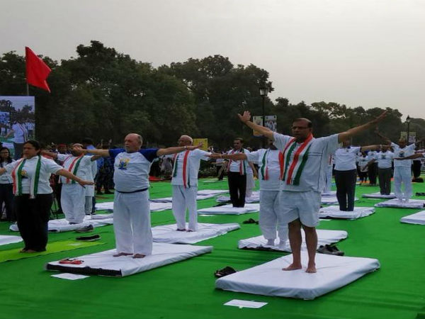 Delhi Lieutenant Governor Anil Baijal, Jayant Sinha perform Yoga at Rajpath