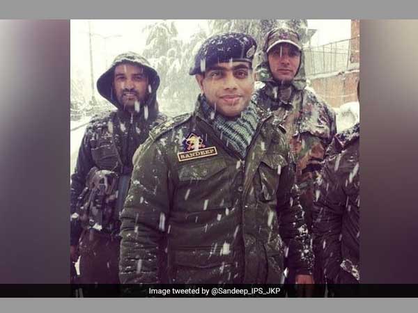 J&K: IPS officer wins hearts, coaches poor students for free in spare time J&K: IPS officer wins hearts, coaches poor students for free in spare time
