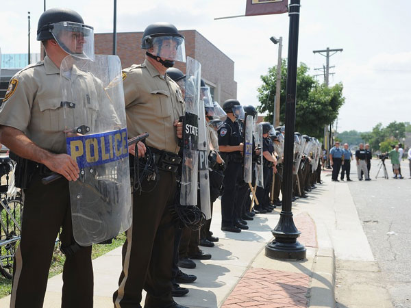 Shooting suspect in standoff at US market, 1 woman killed Shooting suspect in standoff at US market, 1 woman killed