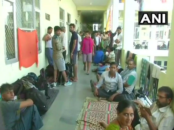 Traffic on Jammu-Srinagar NH suspended; thousands stranded Traffic on Jammu-Srinagar NH suspended; thousands stranded
