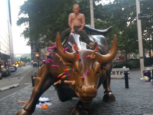 As US resents Trump, ‘Vladimir Putin’ rides NY Charging Bull with sex toys stuck all over it As US resents Trump, ‘Vladimir Putin’ rides NY Charging Bull with sex toys stuck all over it