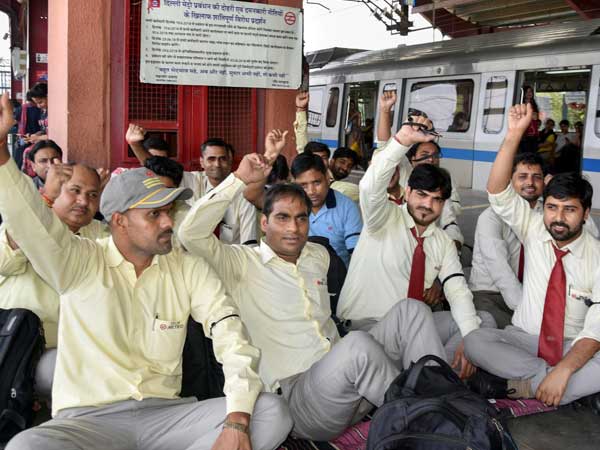 Symbolic protest still on say DMRC staff Symbolic protest still on say DMRC staff