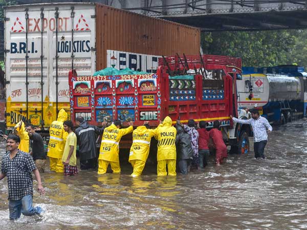 Weather forecast for July 4: Heavy rains to lash Mumbai Weather forecast for July 4: Heavy rains to lash Mumbai
