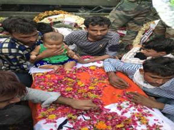 This infant sitting on her martyred father’s coffin will move you to tears This infant sitting on her martyred father’s coffin will move you to tears