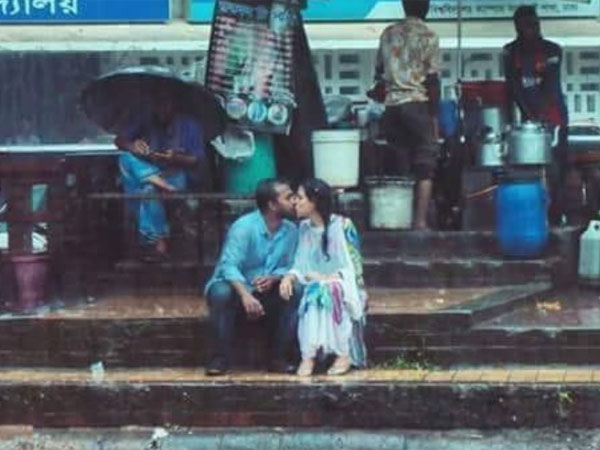 Photographer sacked after kiss photo goes viral Photographer sacked after kiss photo goes viral