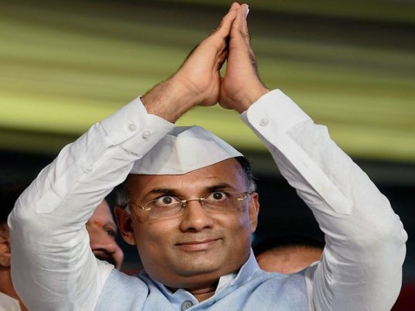 Dinesh Gundu Rao greets his supporters