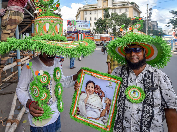 Trinamool Congress (TMC) party workers hold a portrait of West Bengal Chief Minister Mamata Banerjee ahead of the annual Martyrs’ Day (Shahid diwas) rally, in Kolkata Trinamool Congress (TMC) party workers hold a portrait of West Bengal Chief Minister Mamata Banerjee ahead of the annual Martyrs’ Day (Shahid diwas) rally, in Kolkata