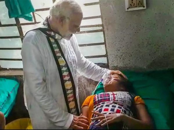 PM visits injured people in hospital