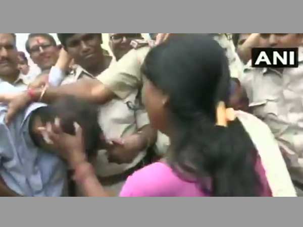 Bhopal: Man who held lady hostage beaten with slippers Bhopal: Man who held lady hostage beaten with slippers