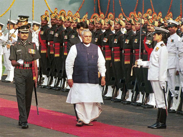 Atal Bihari Vajpayee inspects the guard of honour during the Independence Day function in 1999