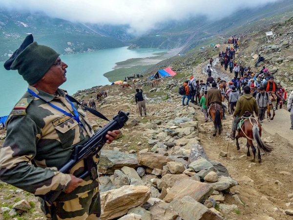 Pilgrims on way to Amarnath