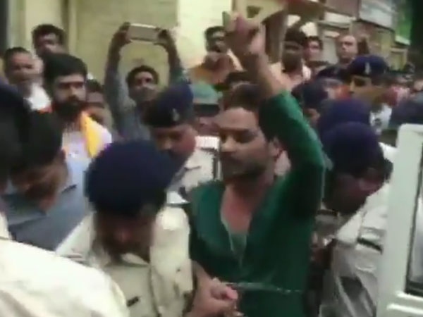 BJP leader slaps Mandsaur rape accused in court premise BJP leader slaps Mandsaur rape accused in court premise