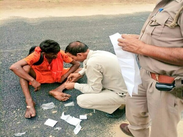 First aid by police