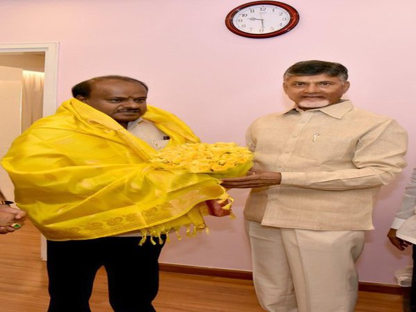 Karnataka CM Kumaraswamy meets Andhra CM Chandrababu Naidu in Vijayawada Karnataka CM Kumaraswamy meets Andhra CM Chandrababu Naidu in Vijayawada