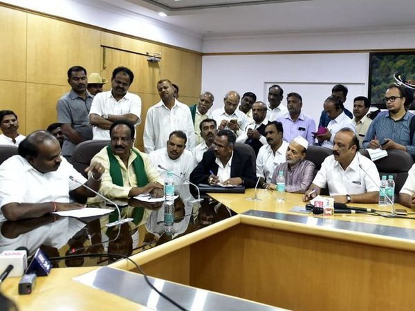 Chief Minister HD Kumaraswamy in discussion with agitators demanding separate state of North Karnataka. Courtesy: @CMofKarnataka Chief Minister HD Kumaraswamy in discussion with agitators demanding separate state of North Karnataka. Courtesy: @CMofKarnataka