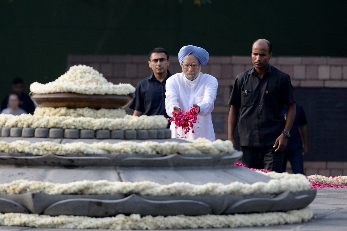 Congress top leaders pay tribute