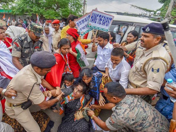 Mahila Congress members protest