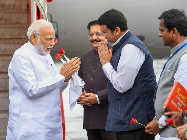 PM welcomed by Devendra Fadnavis