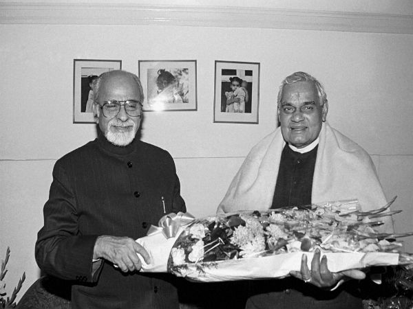 When IK Gujral greeted Atal Bihari Vajpayee