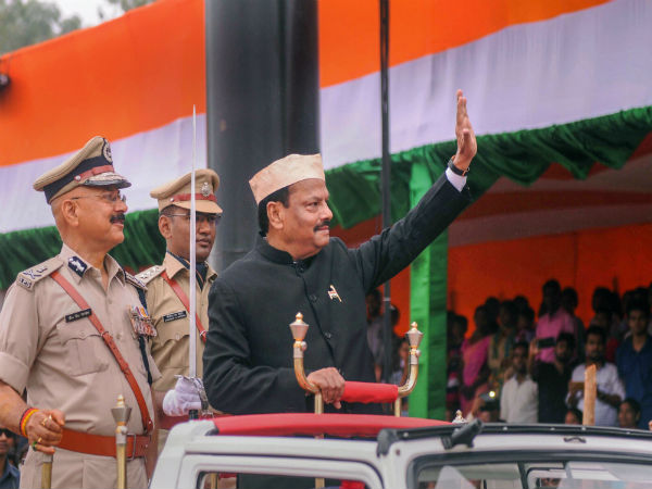 Raghubar Das waves the crowd while inspecting the parade