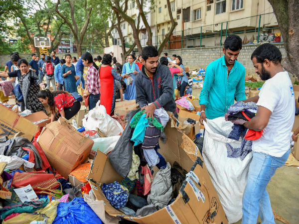 Bengaluru chips in to help flood-hit Kodagu Bengaluru chips in to help flood-hit Kodagu
