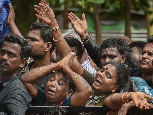 DMK workers mourn