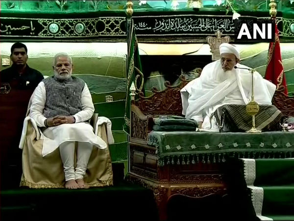 Modi attends Ashara Mubaraka in Indore Modi attends Ashara Mubaraka in Indore