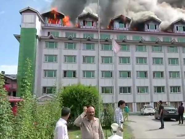 Fire breaks out in hotel Pamposh in Srinagar Fire breaks out in hotel Pamposh in Srinagar