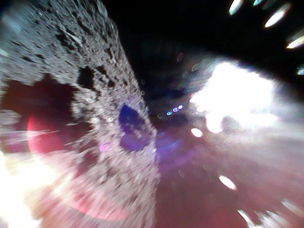 How did Japanese space robots land on an asteroid? How did Japanese space robots land on an asteroid?