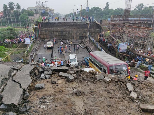 Majerhat bridge collapsed in Kolakata Majerhat bridge collapsed in Kolakata