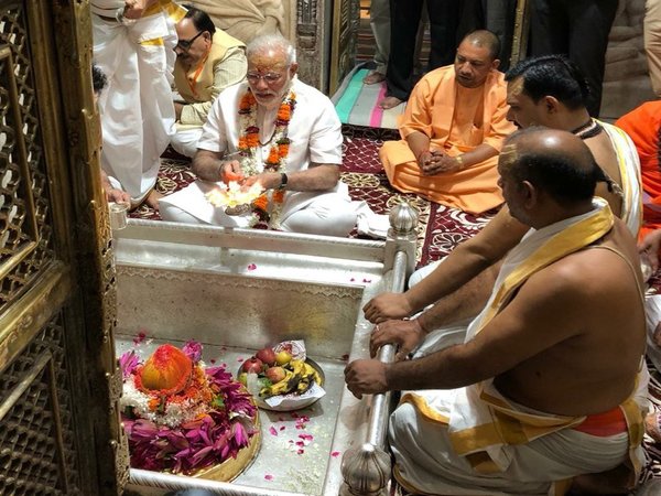 Modi offers prayer at Kashi Vishwanath Temple