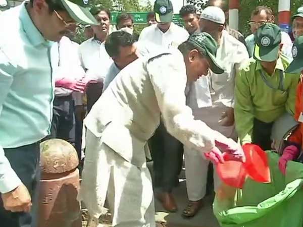 Piyush Goyal cleans Old Delhi railway station