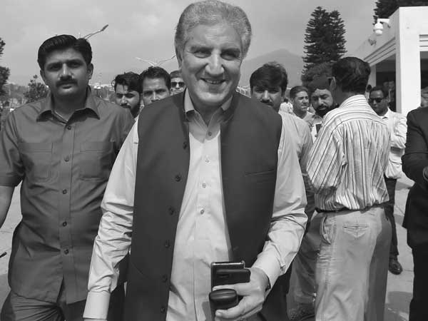 Drunk on stage at awards show, Pakistan envoy recalled Drunk on stage at awards show, Pakistan envoy recalled