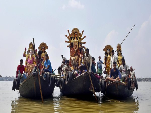 People carrying the idols of Durga People carrying the idols of Durga