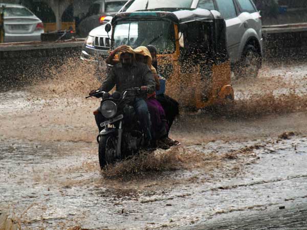 Weather forecast for Oct 4: On and off rains likely in Hyderabad in next 24 to 48 hours Weather forecast for Oct 4: On and off rains likely in Hyderabad in next 24 to 48 hours