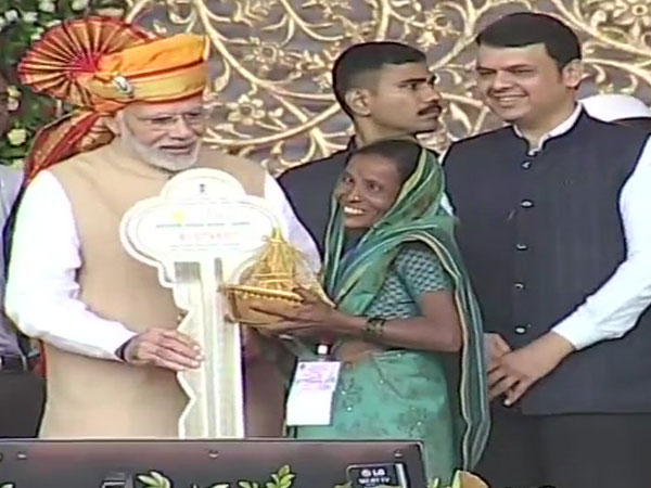Modi handing over keys to PMAY beneficiaries Modi handing over keys to PMAY beneficiaries