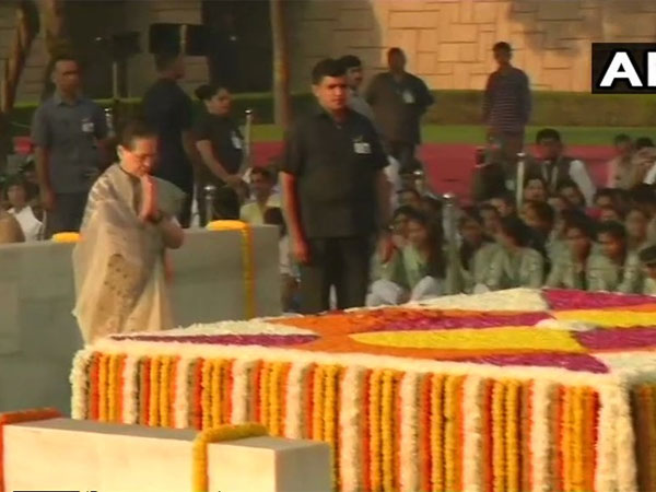 Sonia Gandhi pays homage to Father of the Nation