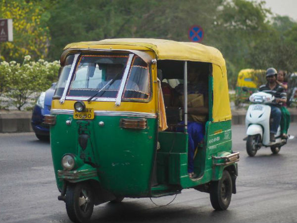 Constable robbed in a moving auto rickshaw