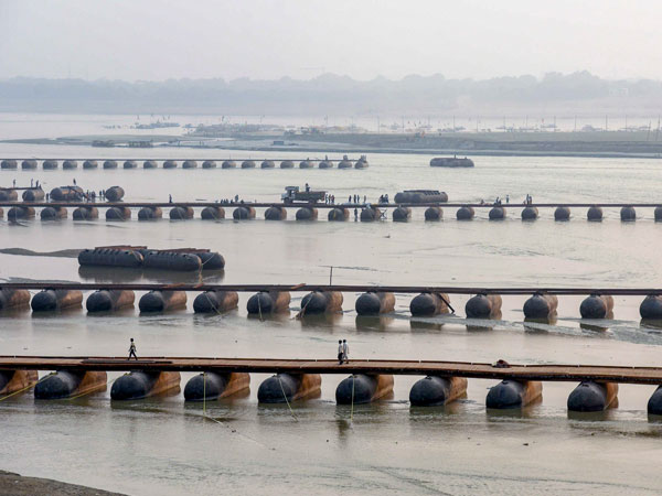 Pontoon bridge