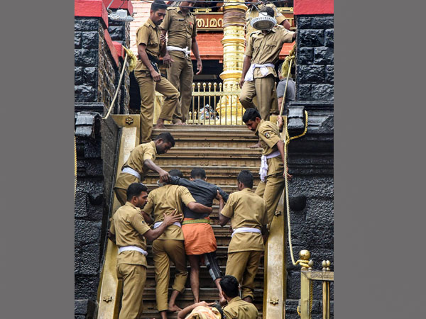 Policemen help devotees Policemen help devotees