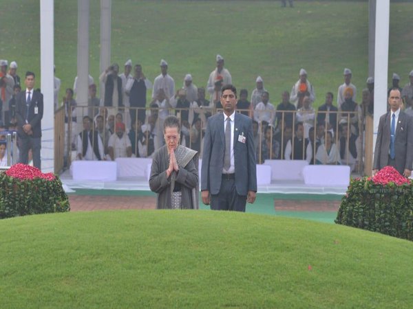 Congress leaders pay rich tributes