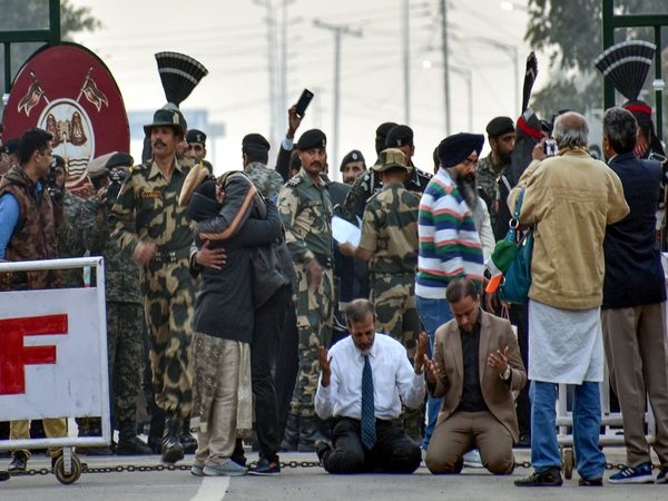 Ansari's family offering prayers at Wagah-Attari border