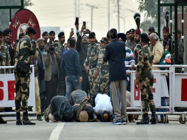 Ansari offering prayer upon entering India