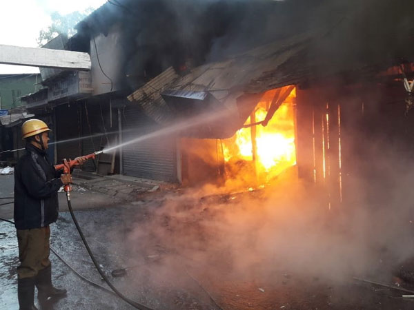 WB: Fire breaks out in Siliguri clothes market, four fire tenders rushed to spot WB: Fire breaks out in Siliguri clothes market, four fire tenders rushed to spot