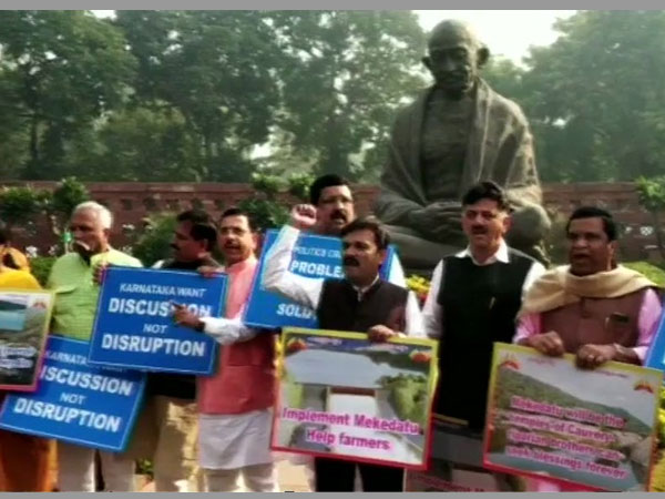 Karnataka MPs hold protest in Parliament premises
