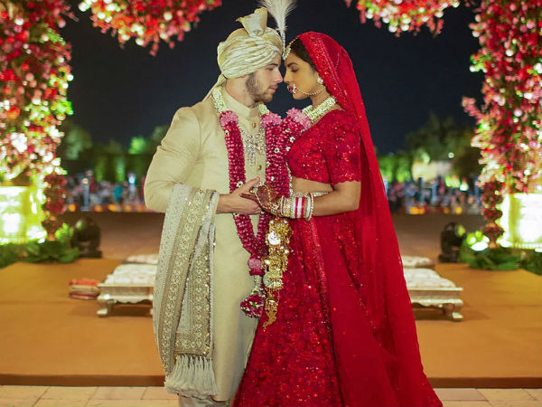 Hindu ceremony: Stunning bride in a custom red Sabyasachi lehenga Hindu ceremony: Stunning bride in a custom red Sabyasachi lehenga