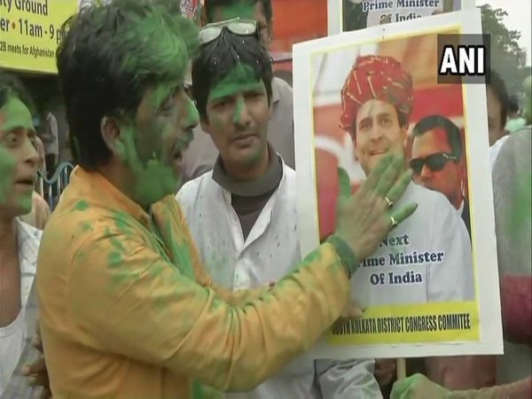 Congress workers celebrating in Kolkata Congress workers celebrating in Kolkata