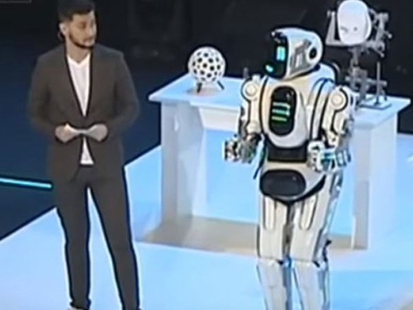 Dancing robot in Russia to display country’s technological progress turns out to be a man Dancing robot in Russia to display country’s technological progress turns out to be a man