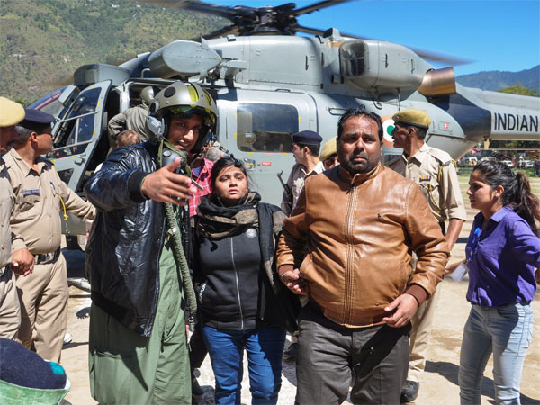 Army to the rescue for 1,500 stranded tourists in Sikkim Army to the rescue for 1,500 stranded tourists in Sikkim