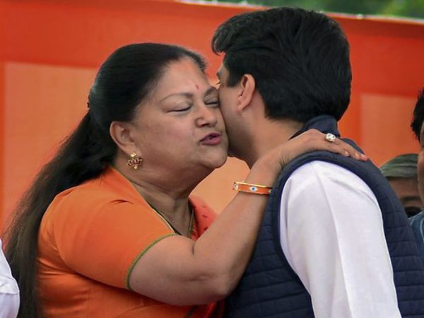 Vasundhara Raje greets Jyotiraditya Scindia Vasundhara Raje greets Jyotiraditya Scindia